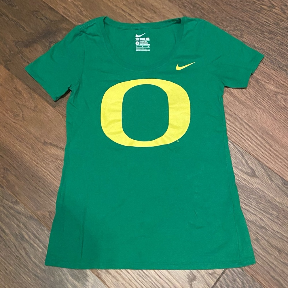 Nike University of Oregon Ducks T-Shirt 
Apple Green
Size Small
Athletic Cut